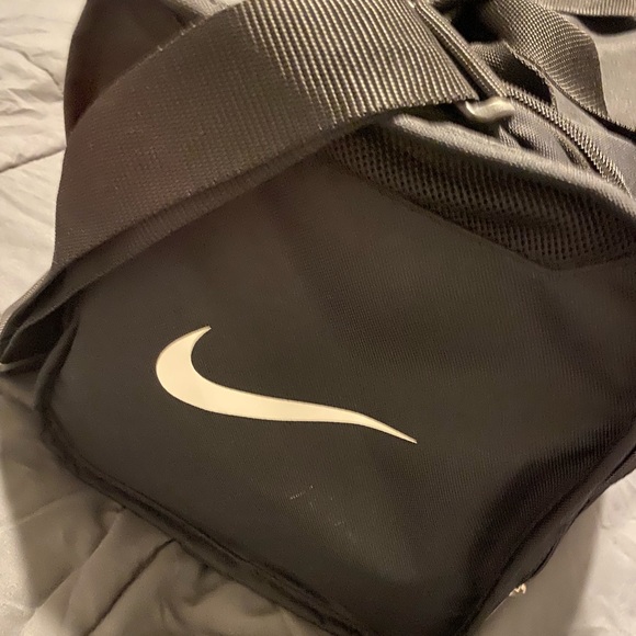 A black Nike duffel bag - Picture 2 of 4